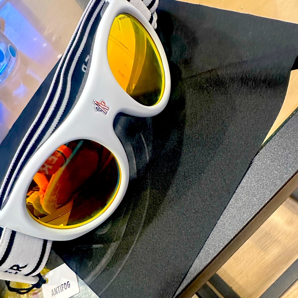 Brand new moncler goggles. Certificate of authenticity , cloth, and bag included